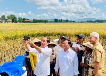 Tinjau Panen Raya di Jateng, Jokowi Bagikan Momen Selfie Dengan Prabowo dan Ganjar