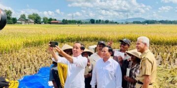 Tinjau Panen Raya di Jateng, Jokowi Bagikan Momen Selfie Dengan Prabowo dan Ganjar