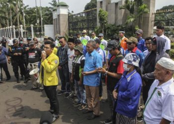 Buruh dan Mahasiswa Gelar Jumpa Media di Depan Gedung DPR, Tolak Perppu Ciptaker