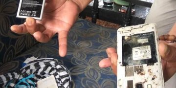 Bocah 8 Tahun Tewas Setelah Ponselnya Meledak dan Terbakar