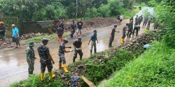 Prajurit TNI AL Bantu Tangani Tanah Longsor di Minahasa Utara