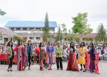Ketua TP PKK Humbahas Beri Motivasi Remaja Yang Rentan Terpengaruh Dunia Luar di SMP Negeri 2 Doloksanggul