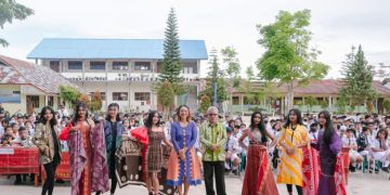 Ketua TP PKK Humbahas Beri Motivasi Remaja Yang Rentan Terpengaruh Dunia Luar di SMP Negeri 2 Doloksanggul