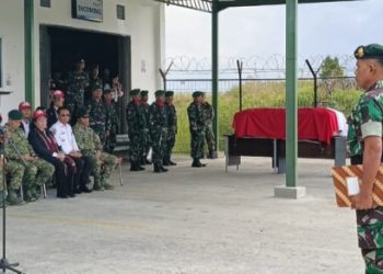 Wabup Humbahas Turut Sambut Jenazah Serka Anumerta Robertus Simbolon di Bandara Silangit