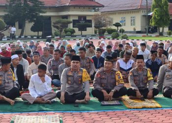 Kapolres Bersama Keluarga Besar Polres Toba Gelar Sholat IED Idul Fitri