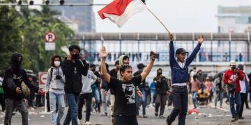 Demo UU Ciptaker di Depan Kantor Gubernur Jateng Ricuh, Lima Orang Ditangkap