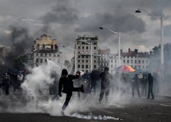 Demo Buruh di Prancis Ricuh, 108 Polisi Luka-luka dan 291 Orang Ditahan