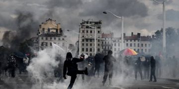 Demo Buruh di Prancis Ricuh, 108 Polisi Luka-luka dan 291 Orang Ditahan