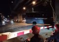 Dua Bus TNI AL Terobos Palang Perlintasan Kereta Api di Malang