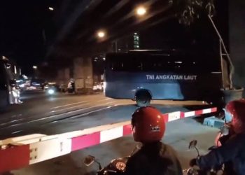 Dua Bus TNI AL Terobos Palang Perlintasan Kereta Api di Malang