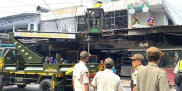 Satpol PP Bongkar Paksa Ruko Yang Makan Bahu Jalan di Pluit
