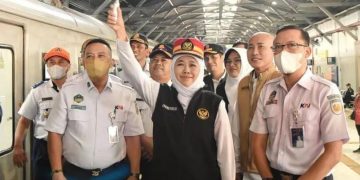 Gubernur Khofifah Diajak Tinjau Arus Balik Stasiun KA Surabaya