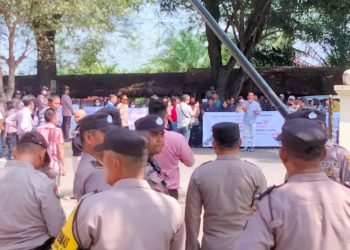 Tuntut Keadilan, Ratusan Warga Datangi Pengadilan Negeri Stabat