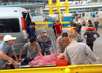 Laka Laut di Selat Sunda, TNI AL Evakuasi Penumpang KMP Royce 1 Yang Terbakar