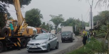Truk Tangki Bermuatan Oksigen Hantam Bangunan Kios Warga