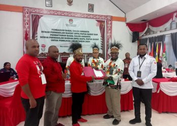 Ribuan Pendukung Antar Filep Wamafma Daftar Bacaleg Ke KPU Papua Barat