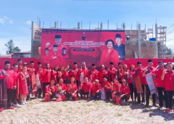 DPC PDI Perjuangan Humbahas Kenakan Ulos Batak Daftarkan Bacalegnya ke KPU  