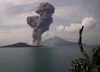 Gunung Anak Krakatau Meletus Lontaran Abu Setinggi 2.500 Meter
