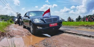 Jokowi Kucurkan Rp 800 M Buat Perbaiki Jalan Rusak di Lampung