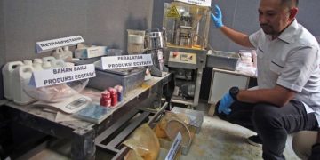 Polri Bongkar Pabrik Ekstasi di Tangerang Produksi 3 Ribu Pil per 30 Menit