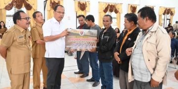 Bupati Humbahas Serahkan Hibah Keagamaan dan Alsintan Melalui Kelompok Tani