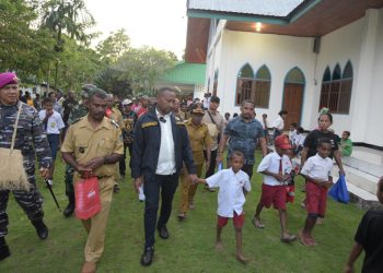 Anggota DPR RI Salurkan Beasiswa PIP ke Ribuan Siswa di Kepulauan Yapen