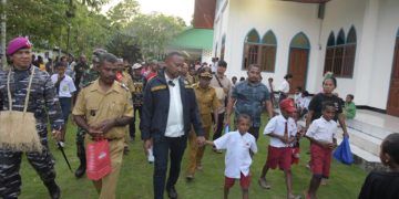 Anggota DPR RI Salurkan Beasiswa PIP ke Ribuan Siswa di Kepulauan Yapen