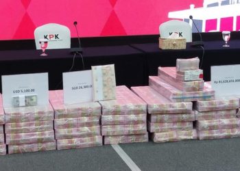 KPK Tampilkan Uang Rp 8 Miliar Terkait Kasus TPPU Lukas Enembe