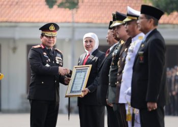 Gubernur Khofifah Terima Penghargaan Polda Jatim