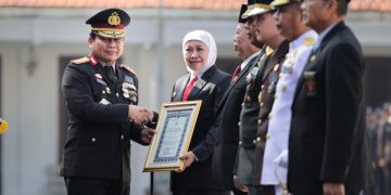 Gubernur Khofifah Terima Penghargaan Polda Jatim