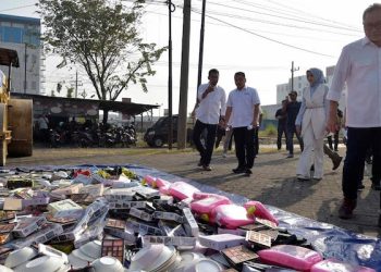 Mendag Zulhas Musnahkan Barang Impor Ilegal Senilai Rp 12 Miliar