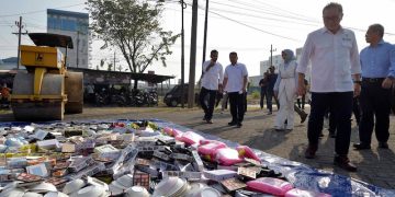 Mendag Zulhas Musnahkan Barang Impor Ilegal Senilai Rp 12 Miliar
