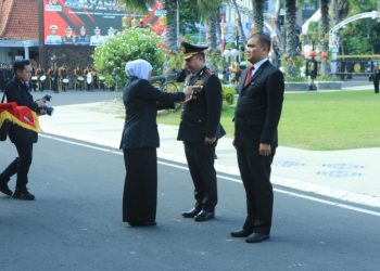 Dua Pejabat Utama Polda Jatim Terima Penghargaan Jer Basuki Mawa Beya
