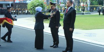 Dua Pejabat Utama Polda Jatim Terima Penghargaan Jer Basuki Mawa Beya