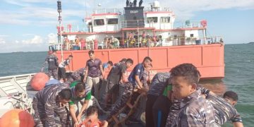 Aksi Cepat TNI AL Selamatkan Korban Kapal Terbakar di Muara Barito