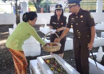 Peringati Hari Bakti Adiaksa, Kejari Langkat Lakukan Tabur Bunga Taman Makam Pahlawan