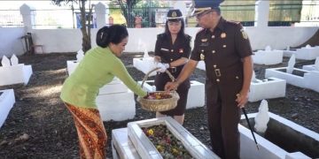 Peringati Hari Bakti Adiaksa, Kejari Langkat Lakukan Tabur Bunga Taman Makam Pahlawan