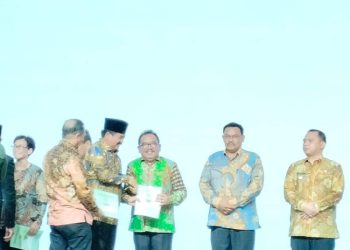 Menteri ATR/BPN Serahkan 24 Sertipikat Tanah Aset Pemkab Humbahas dan 1 Tanah Rumah Ibadah