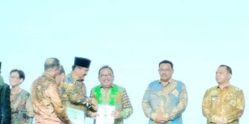 Menteri ATR/BPN Serahkan 24 Sertipikat Tanah Aset Pemkab Humbahas dan 1 Tanah Rumah Ibadah