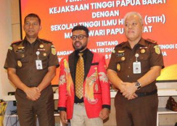 Filep Wamafma Sampaikan Keluhan Masyarakat Soal Pengelolaan Dana Otsus ke Kejati Papua Barat