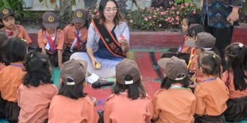 Bunda PAUD Humbahas Bersama Ketua Bhayangkari Kunjungi SD 173395 Doloksanggul