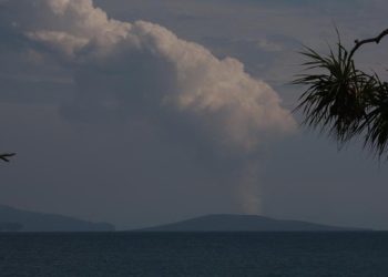 Gunung Anak Krakatau Erupsi Setinggi 2.000 Meter