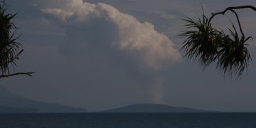 Gunung Anak Krakatau Erupsi Setinggi 2.000 Meter