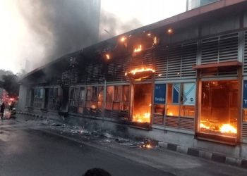 Halte Transjakarta Tendean Terbakar