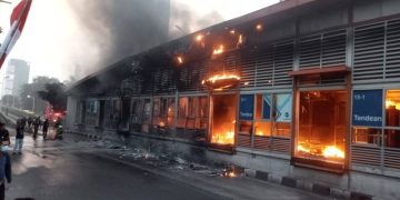 Halte Transjakarta Tendean Terbakar