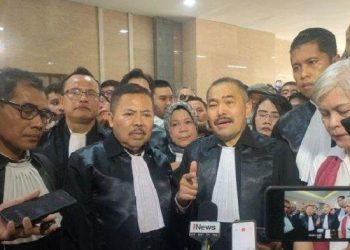 Kamaruddin Simanjuntak Tiba di Bareskrim Dikawal Puluhan Advokat Berpakaian Toga