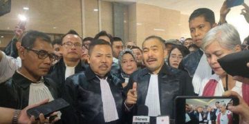 Kamaruddin Simanjuntak Tiba di Bareskrim Dikawal Puluhan Advokat Berpakaian Toga