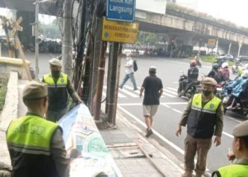 Satpol PP DKI Tertibkan 25.899 Alat Kampanye Yang Dikeluhkan Warga