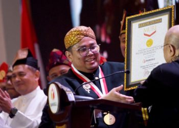 Pecahkan Rekor Dunia, Bawaslu Lantik 1912 Pejabat Gunakan Busana Adat