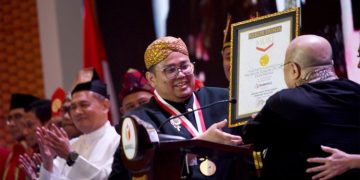 Pecahkan Rekor Dunia, Bawaslu Lantik 1912 Pejabat Gunakan Busana Adat